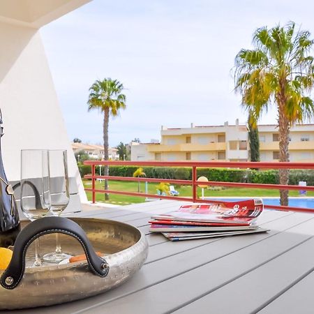 Lovelystay - 2Br Modern, Pool Access, Close To Marina & Beach Quarteira Esterno foto
