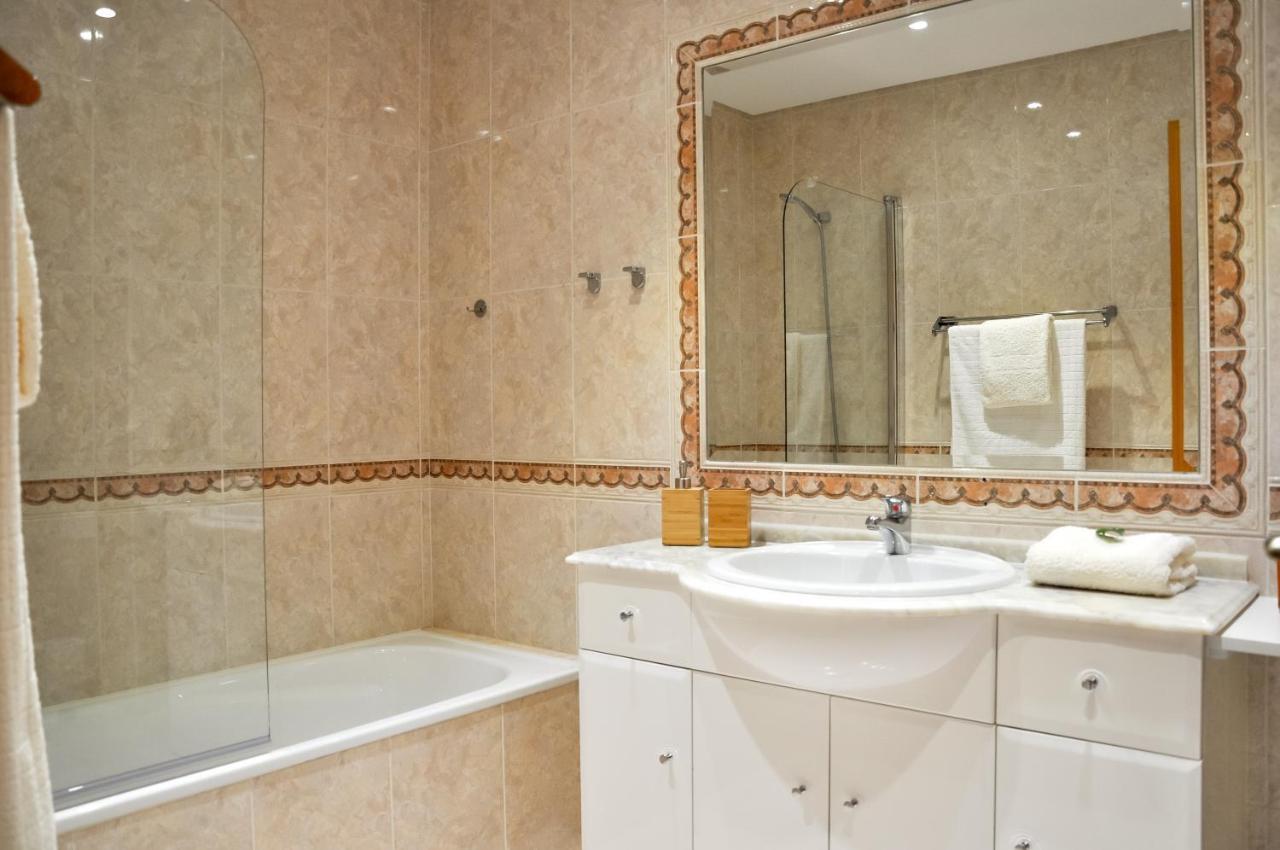 Lovelystay - 2Br Modern, Pool Access, Close To Marina & Beach Quarteira Esterno foto