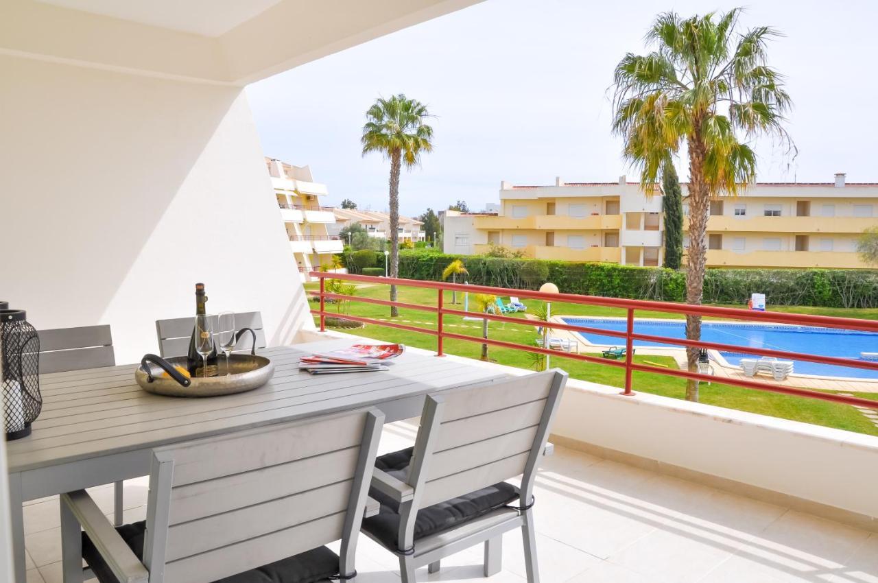 Lovelystay - 2Br Modern, Pool Access, Close To Marina & Beach Quarteira Esterno foto