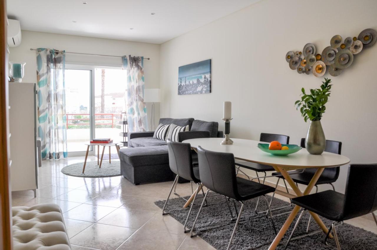 Lovelystay - 2Br Modern, Pool Access, Close To Marina & Beach Quarteira Esterno foto
