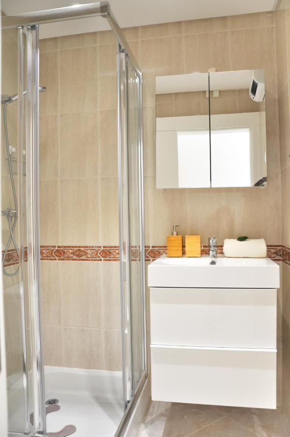 Lovelystay - 2Br Modern, Pool Access, Close To Marina & Beach Quarteira Esterno foto